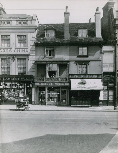 Winkelpuien op Putney High Street door English Photographer