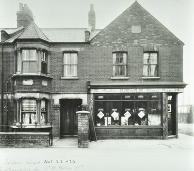 The Beehive Dining Rooms, 1899 door English Photographer