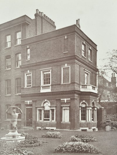 Uitzicht op Clements Inn Garden House, 1885 door English Photographer