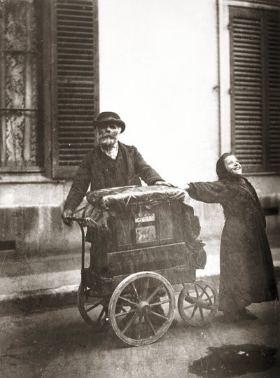 Orgelspeler, ca. 1898-99 door Eugène Atget