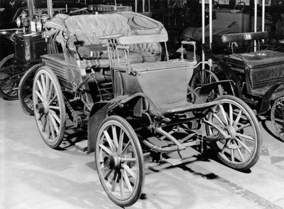 Benz auto, 1898 door French Photographer