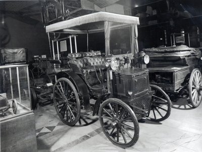 Vroege Peugeot auto, ca.1898 door French School