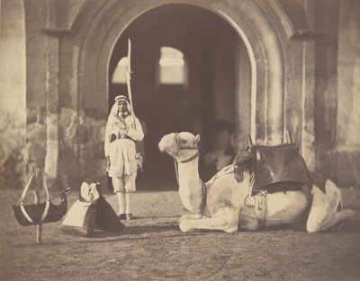 [Soldaat en militaire kameel], 1866 door Gustave Le Gray