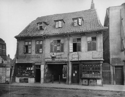 Oud Huis, Palace Yard, Lambeth, ca. 1883 door Henry Dixon