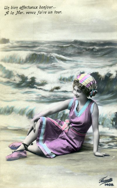 Vrouw op het strand, ca. begin 1900 (ansichtkaart) door Alec Hunter