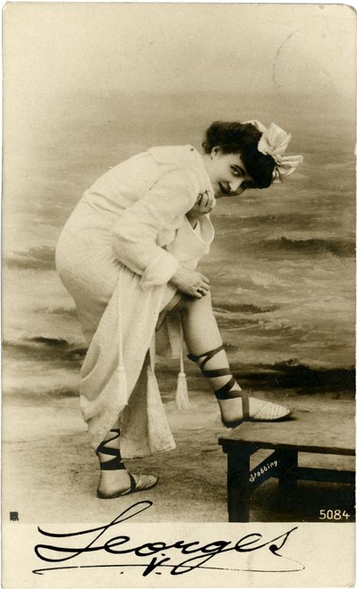 Vrouw op het strand, ca. begin 1900 (ansichtkaart) door Alec Hunter