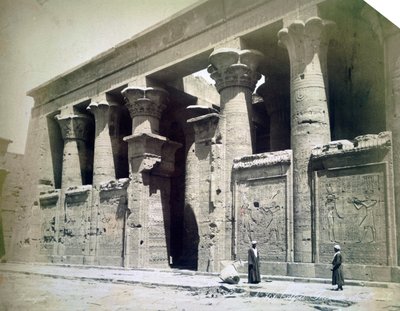 Tempelfaçade, Edfu, Egypte, 19e eeuw door Langaki