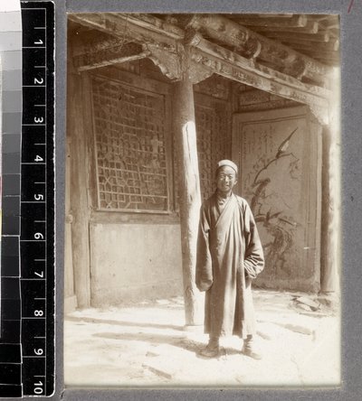 Tao shi voor het huis van Hoshang door Marc Aurel Stein