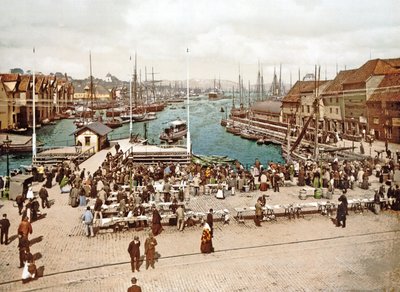 Vismarkt, Bergen, gepubliceerd ca. 1900 door Norwegian Photographer