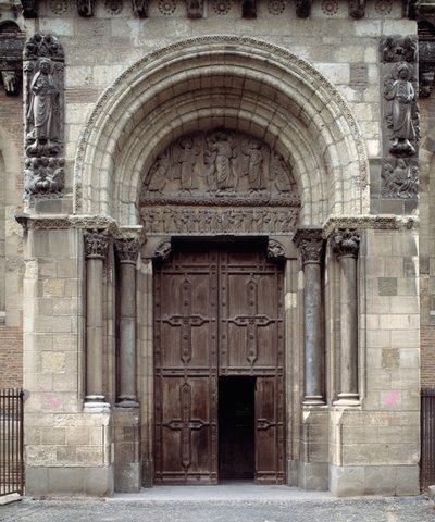 Zuidportaal van de basiliek door Romanesque