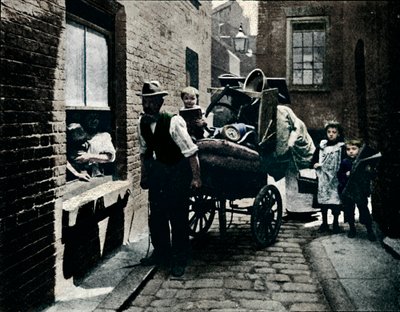 Een verhuizing in Slumopolis, Londen, ca. 1901 door Unbekannt