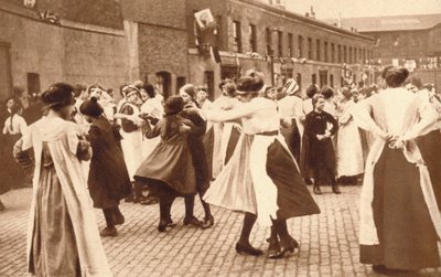 Dansen viert het einde van de oorlog, 1918 door Unbekannt