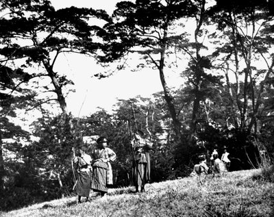 Japanse kinderen spelen met bogen, Korea, 1900 door Unbekannt