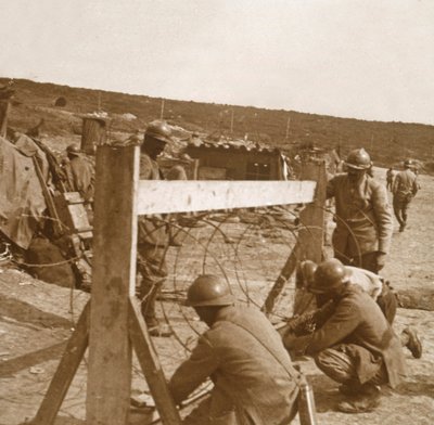 Het maken van prikkeldraad, c1914-c1918 door Unbekannt