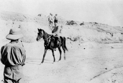 Bereden Turkse officier verlaat Mosul, Mesopotamië, WOI, 1918 door Unbekannt