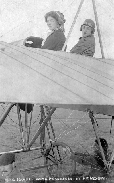 De heer G Hemel met passagier, Hendon, Londen, ca. 1910s door Unbekannt