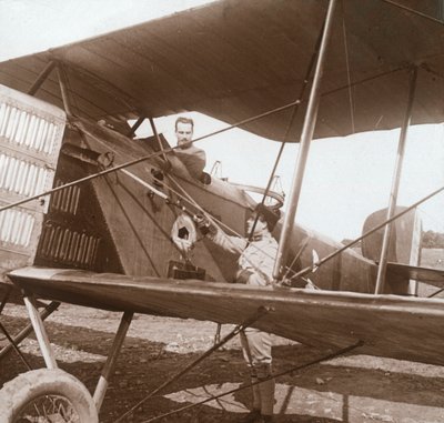 Piloot in dubbeldekker, ca. 1914-1918 door Unbekannt