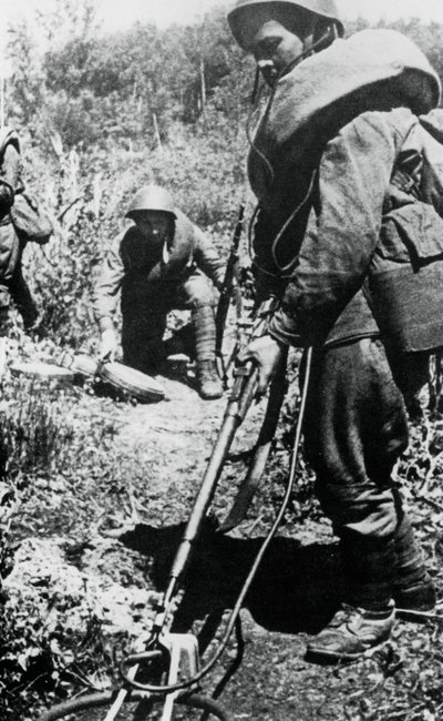 Russische soldaten ruimen mijnen op, ten westen van Minsk, 1944 door Unbekannt