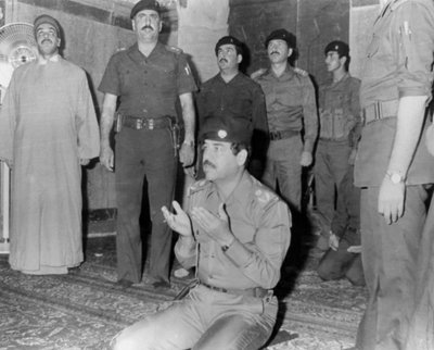 Saddam Hussein die bidt, Karbala, Irak, 1985 door Unbekannt