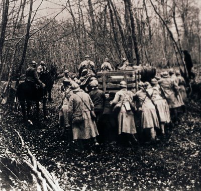 Soldaten in het bos, ca. 1914-1918 door Unbekannt