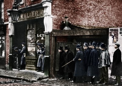 Het beleg van Sidney Street, Whitechapel, Londen, 1911 door Unbekannt