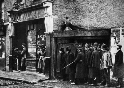 Het Beleg van Sidney Street, Whitechapel, Londen, 1911, 1935 door Unbekannt