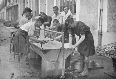 De ochtendtoilet op het continent, 1914 door Unbekannt