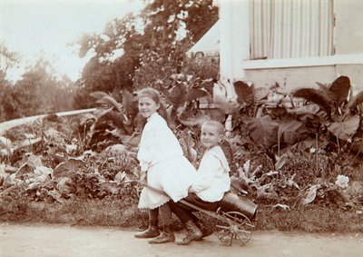 Twee kinderen die buiten spelen, 1890s door Unbekannt