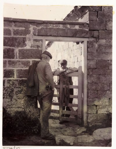 Twee mannen die over een hek praten, ca. 1905 door Unbekannt