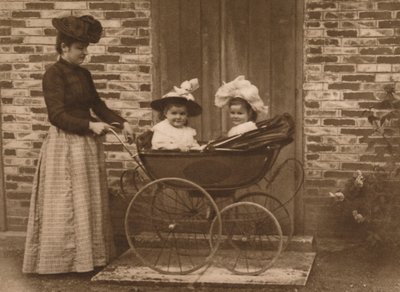 Vrouw en kinderen in een kinderwagen, 1937 door Unbekannt