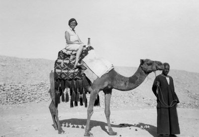 Vrouw op een kameeltocht, Egypte, ca. 1920s-1930s door Unbekannt