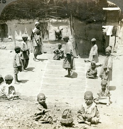 Kinderen spelen hinkelen, Kasjmir, India door Underwood and Underwood