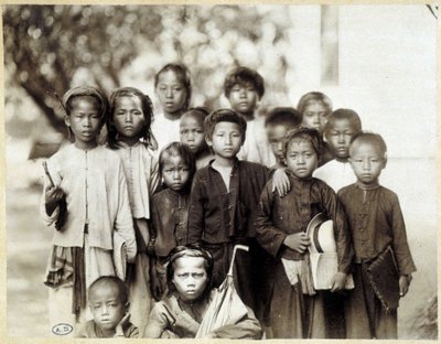 Vietnamese kindergroep, ca. 1895 door Unknown photographer