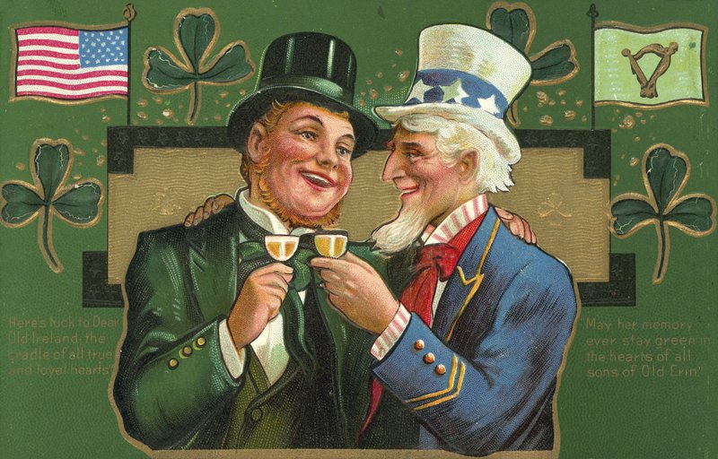 Oom Sam en een leprechaun klinken hun glazen door American School