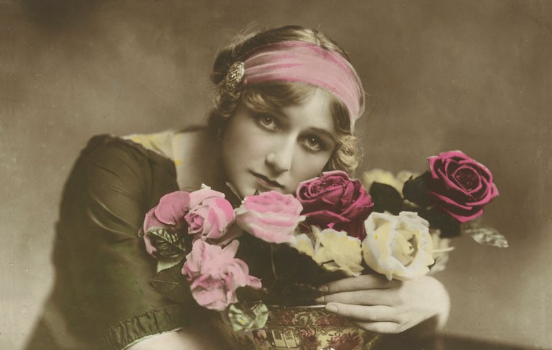 Vrouw met bloemen door English Photographer