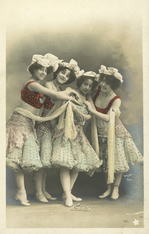 Dansers in kostuum door French Photographer