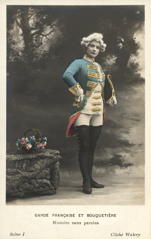Vrouw in militaire kleding door French Photographer