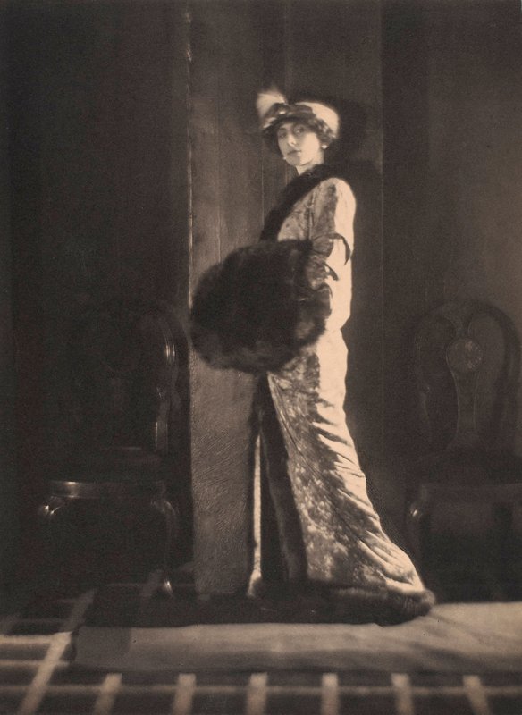 Olga de Meyer, ca. 1912 (z/w foto) door Alphonse De Meyer