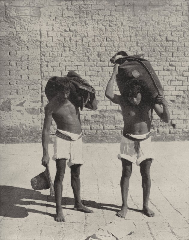 Waterdragers in Guanajuato door American Photographer (after)