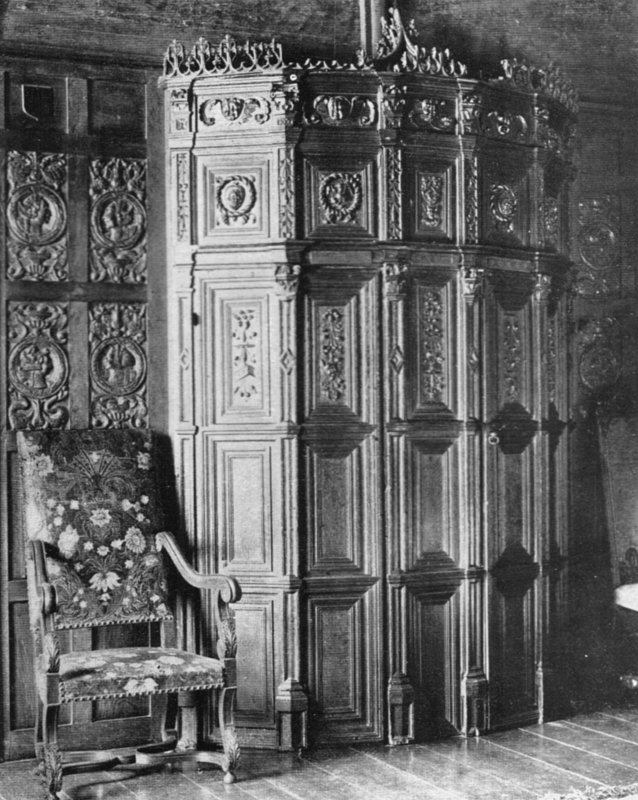 Houtsnijwerk in de Hal door Charles Latham