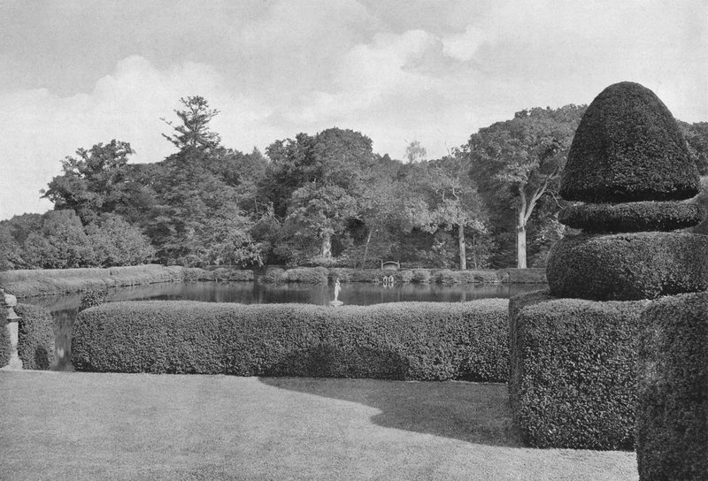 De Karpervijver omzoomd met Buxus door Charles Latham