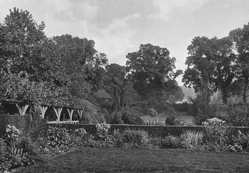 De ommuurde tuin, zuid door Charles Latham