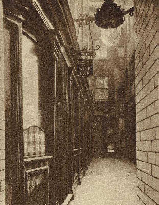 The George and Vulture, bij Cornhill, City of London, beroemd als de plaats waar koffie werd geïntroduceerd in Londen door een Turkse handelaar in 1652 door English Photographer