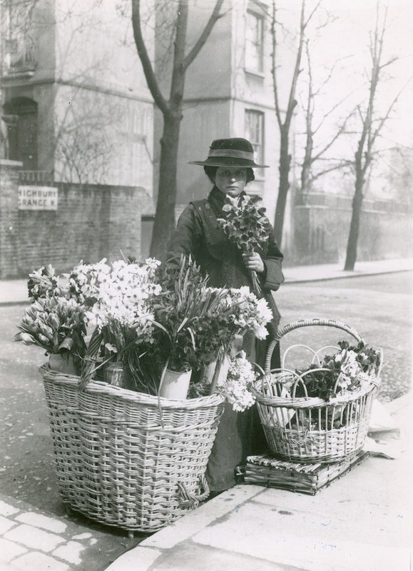 Een vrouw bloemenverkoopster door English Photographer