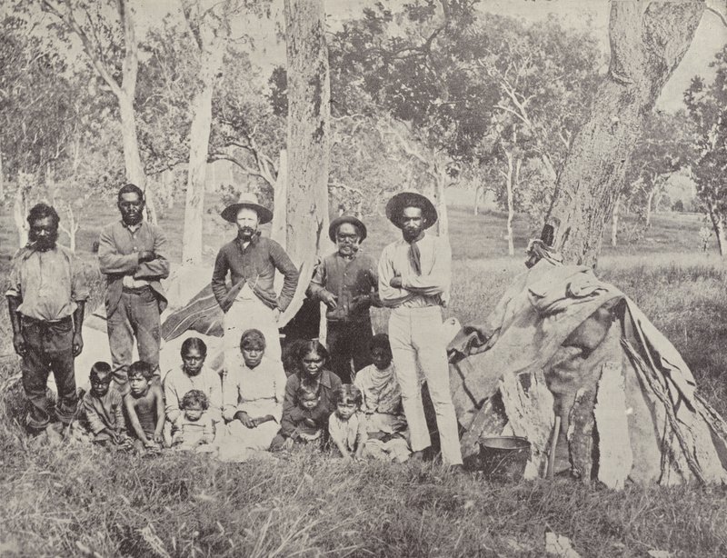 Aboriginal kamp door English Photographer