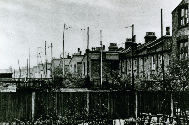Antennes in achtertuinen in de voorsteden, 1925 door English Photographer