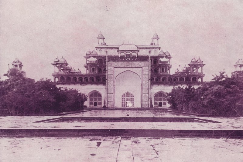 Akbars Graf, Agra door English Photographer