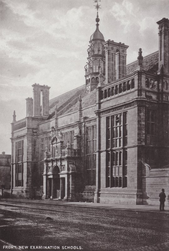 Voorzijde, Nieuwe Examen Scholen door English Photographer