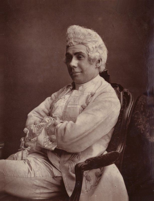 G. W. Anson (als Sir Howard Jelly) door English Photographer