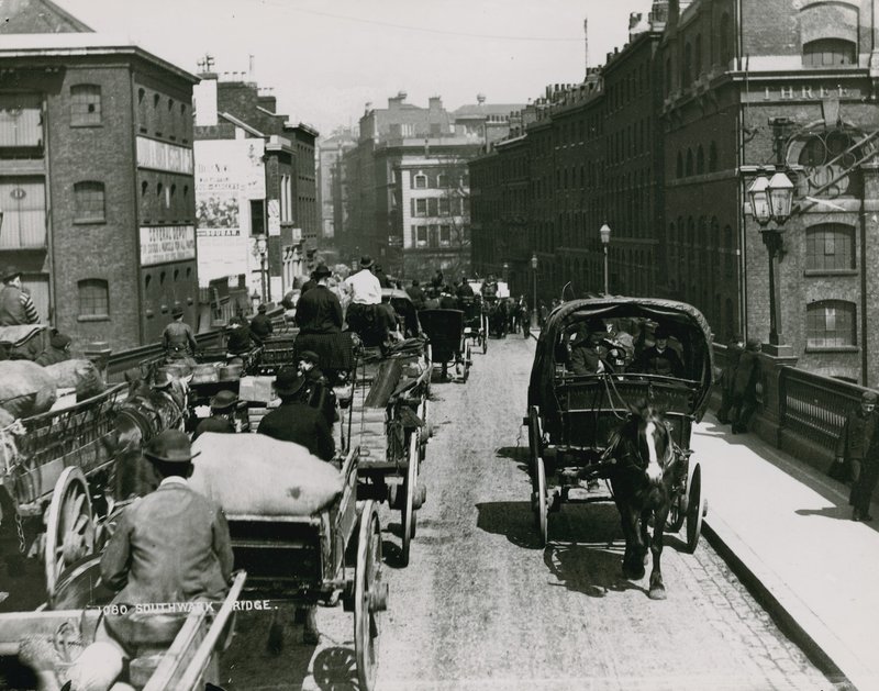 Paard-en-wagen over Southwark Bridge door English Photographer